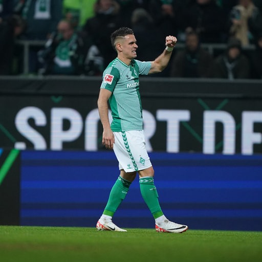 Werder-Stürmer Rafael Borré reckt kämpferisch die Faust in Richtung der Bremer Fankurve nach seinem Treffer gegen Frankfurt.
