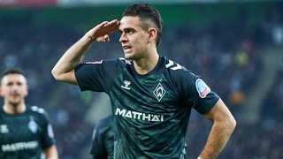 Werder-Stürmer Rafael Borré salutiert nach seinem Tor gegen Gladbach.