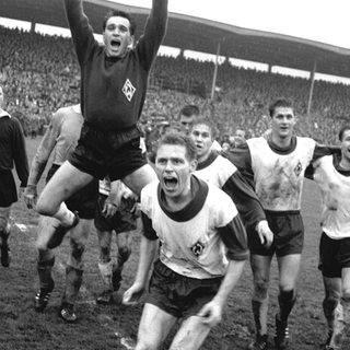 Die Fußballmannschaft von Werder Bremen freut sich über die erste Deutsche Meisterschaft im Jahr 1965