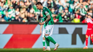 Werders Marco Friedl jubelt auf dem Platz