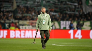 Werder-Greenkeeper Tim Engelke geht über den Rasen des Weser-Stadions.
