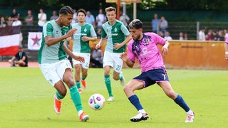 Ein Spieler von Werders U23 und sein Gegenspieler aus Altona kämpfen um den Ball.