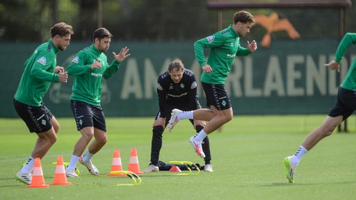 Werder-Spieler um Neuzugang Olivier Deman bei Sprintübungen während des Trainings.