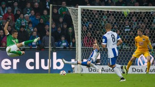 Werders Stürmer Franco di Santo trifft per Seitfallzieher gegen Hertha BSC