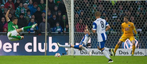 Werders Stürmer Franco di Santo trifft per Seitfallzieher gegen Hertha BSC