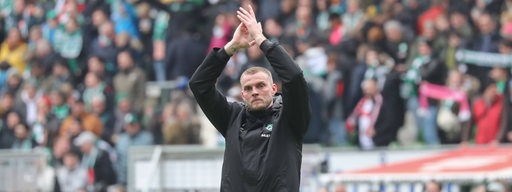 Werder-Stürmer Marvin Ducksch applaudiert nach dem Sieg gegen Stuttgart mit nachdenklicher Miene den Fans im Weser-Stadion.
