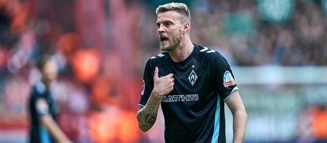 Werders Marvin Ducksch zeigt mit dem Finger auf sich selbt und reißt den Mund auf.