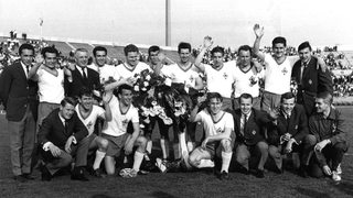 Ein schwarz-weiß Bild von Werder Spielern, die 1965 die erste Bundesliga-Meisterschaft bejubeln.