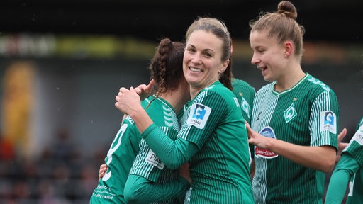 Die Werder-Spielerin Michaela Brandenburg feiert einen Treffer mit ihrem Mitspielerinnen.