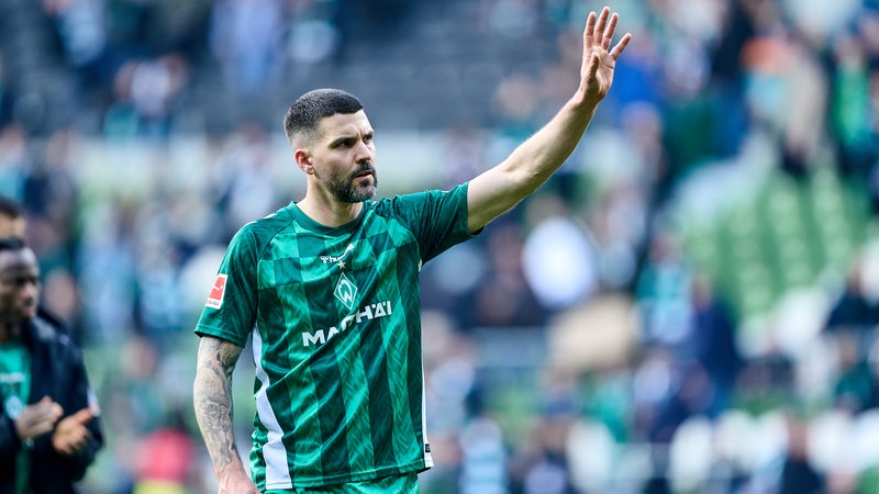 Anthony Jung von Werder Bremen winkt.