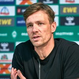 Werders Sportlicher Leiter Clemens Fritz spricht bei einer Pressekonferenz.