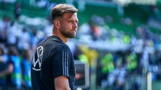 Werder-Stürmer Niclas Füllkrug schaut nachdenklich beim Warmmachen im Weser-Stadion mit der Nationalmannschaft.