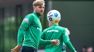 Werder-Stürmer Niclas Füllkrug fixiert im Training den heranfliegenden Ball. 