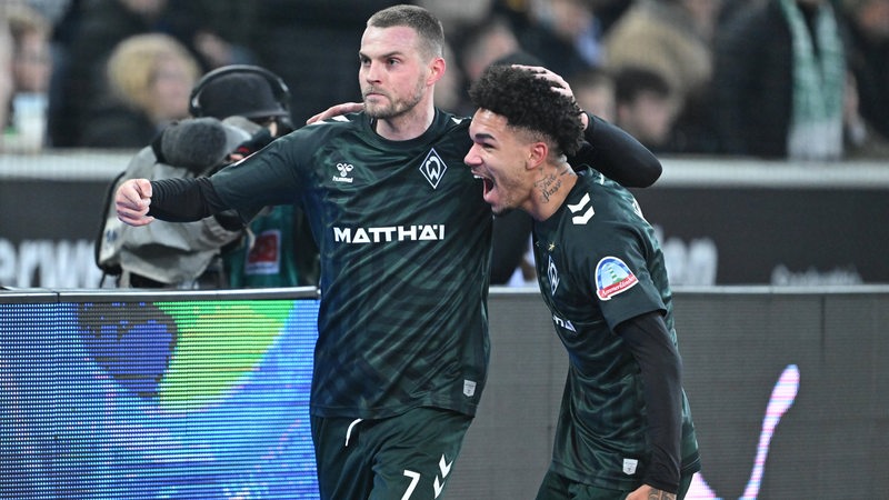 Werder-Spieler Marvin Ducksch feiert mit Justin Njinmah seinen Treffer gegen Gladbach.