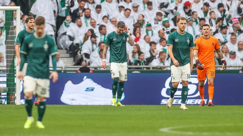 Werder-Spieler sind enttäuscht und lassen die Köpfe hängen nach einem Gegentreffer von Heidenheim.