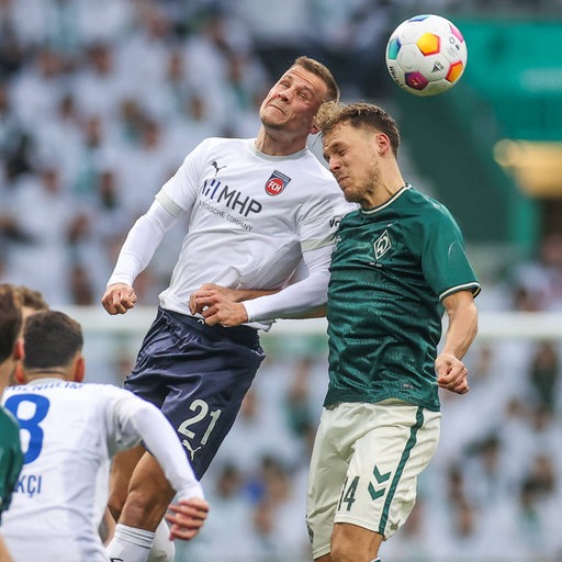 Werder-Spieler Senne Lynen im Kopfball-Duell mit einem Heidenheimer Spieler.
