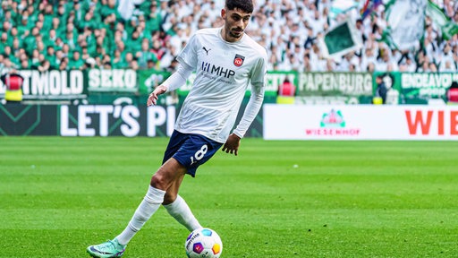 Heidenheims Fußball-Profi Eren Dinkci dribbelt am Ball im Spiel gegen Werder Bremen im Weser-Stadion.