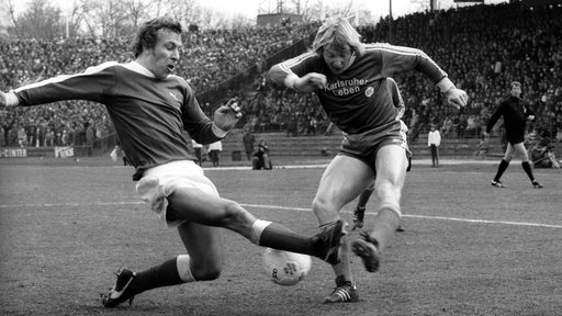 Werder-Verteidiger Horst-Dieter Höttges 1976 im beherzten Zweikampf im Spiel gegen Karlsruhe.