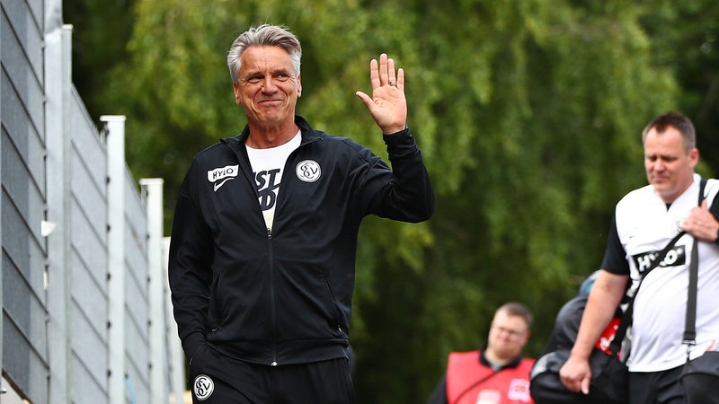 Elversbergs Trainer Horst Steffen winkt und grinst