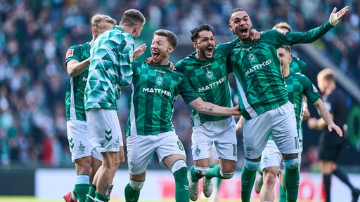 Werder Fußballer jubeln auf dem Feld