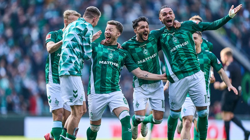 Werder Fußballer jubeln auf dem Feld