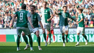 Werder-Spieler um Torschütze Jens Stage bejubeln den Treffer gegen Mainz.