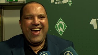 Der ehemalige Werder-Stürmer Ailton lacht herzlich bei einem Interview am Rande der Party zum 125. Vereinsjubiläum.