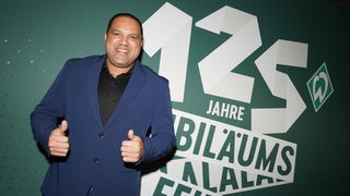 Ehemalige und aktuelle Spieler und Funktionäre erscheinen gut gelaunt bei Werders Party zum 125. Vereinsjubiläum.