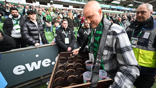 Ex-Werder-Spieler Ivan Klasnic verteilt Getränke im Weser-Stadion anlässlich des 125. Jubiläums des Vereins vor dem Heidenheim-Spiel.