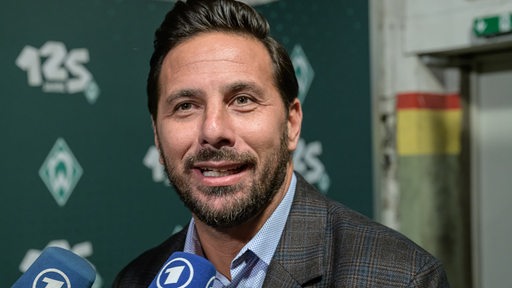 Der ehemalige Werder-Profi Claudio Pizarro gut gelaunt beim Interview am Rande der Werder-Party zum 125. Vereinsjubiläum.