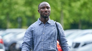 Werders Toptransfer Naby Keita im blauen Hemd auf dem Parkplatz vor dem Weser-Stadion auf dem Weg in die Kabine.