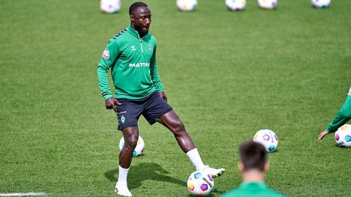 Werder-Neuzugang Naby Keita auf dem Trainingsplatz am Ball in Aktion.