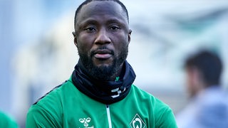 Werder-Spieler Naby Keita mit nachdenklichem Blick auf dem Weg zum Trainingsplatz.