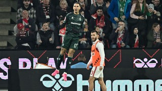 Werder-Spieler Justin Njinmah macht nach seinem Treffer gegen Köln einen Luftsprung.