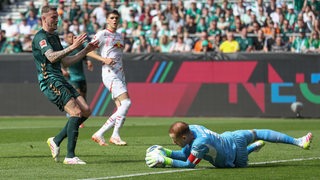 Werder-Stürmer Marvin Ducksch schießt gegen Leipzig aufs Tor, doch Keeper Peter Gulasci hechtet nach dem Ball und fängt ihn auf.