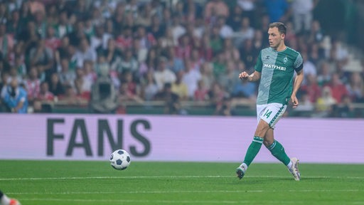 Werder-Fußballer Senne Lynen bei einer Aktion am Ball während seines ersten Bundesliga-Spiels für Werder gegen Bayern München.