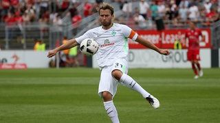 Marc Pfitzner von Werder II holt zum Schuss aus