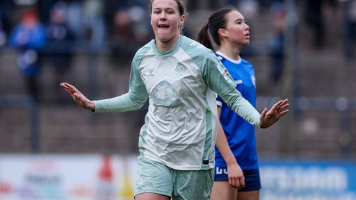 Werder-Fußballerin Larissa Mühlhaus bejubelt ein Tor.