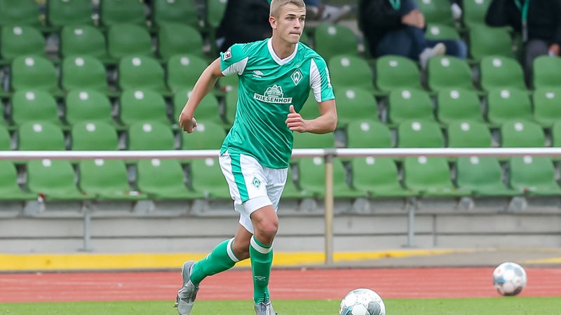 Werder-Talent Maik Nawrocki in Aktion am Ball während eines Regionalliga-Testspiels der U23.