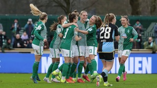 Die Werder-Frauen bejubeln einen Treffer gegen Nürnberg.