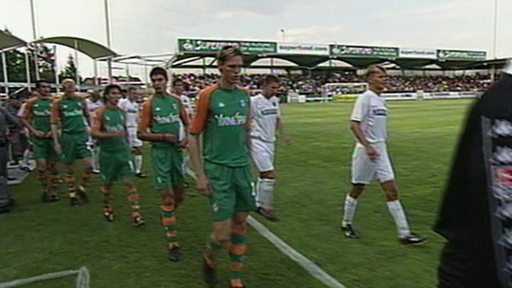 Die Fußball-Mannschaften von Werder Bremen und dem FC Pasching betreten zum UI-Cup-Halbfinale 2003 das Waldstadion.