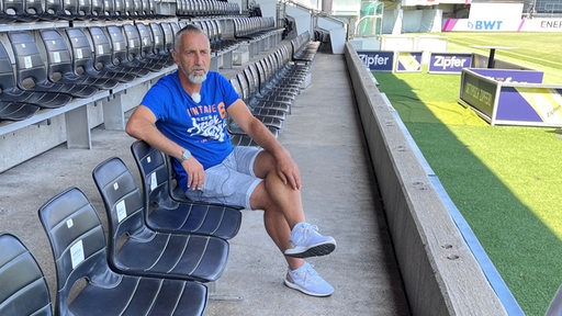 Paschings früherer Torschütze gegen Werder Eduard "Edi" Glieder sitzt im Stadion auf der Tribüne bei einem Interview.