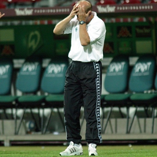 Werder-Trainer Thomas Schaaf schlägt sich während des UI-Cup-Rückspiels gegen Pasching verzweifelt die Hände vors Gesicht.