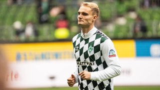 Werder-Verteidiger Amos Pieper beim Aufwärmen vor einem Spiel.