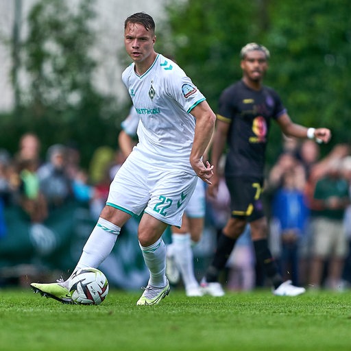 Werder-Spieler Niklas Schmidt im Testspiel gegen Toulouse am Ball in Aktion.