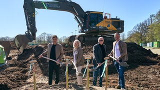 Clemens Fritz, Claudia Lasch, Ulrich Mäurer und Tarek Brauer beim Spatenstich.