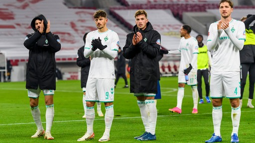 Werder-Spieler applaudieren enttäuscht den mitgereisten Fans nach der Niederlage in Stuttgart.