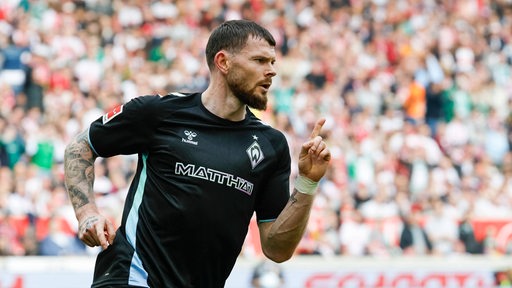 Werder-Stürmer Oliver Burke jubelt mit ausgetrecktem Finger nach seinem Tor gegen Stuttgart.