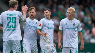 Werder-Spieler klatschen während des Testspiels gegen Toulouse mit Torschütze Niclas Füllkrug ab.