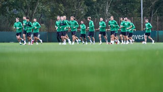 Die Werder-Spieler beim Aufwärmlauf der Gruppe zu Beginn des Trainings.